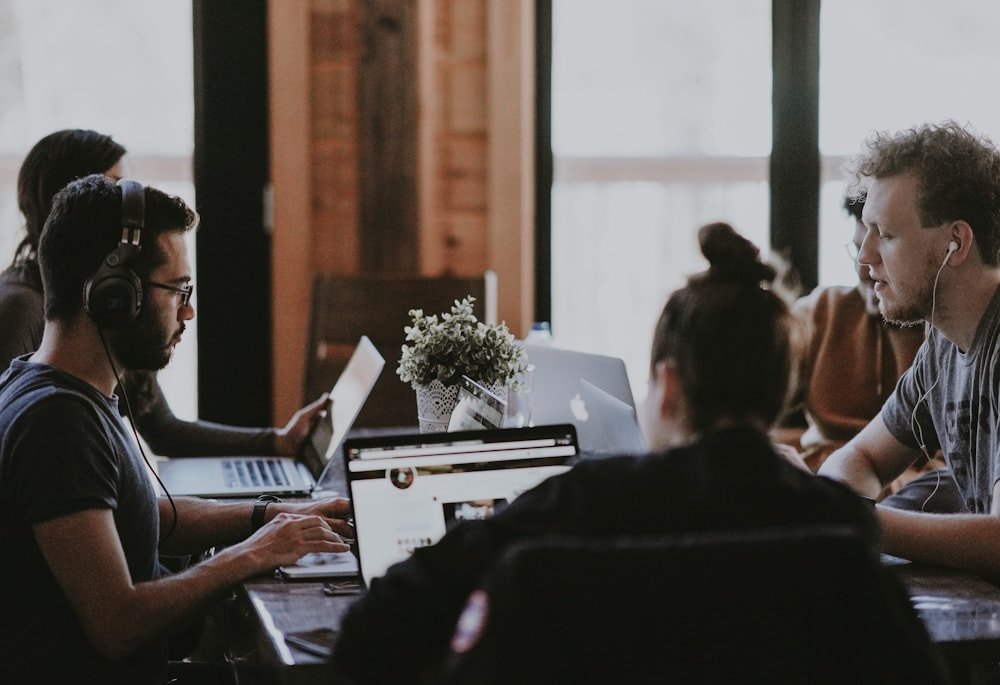 Equipo colaborando en un proyecto de diseño