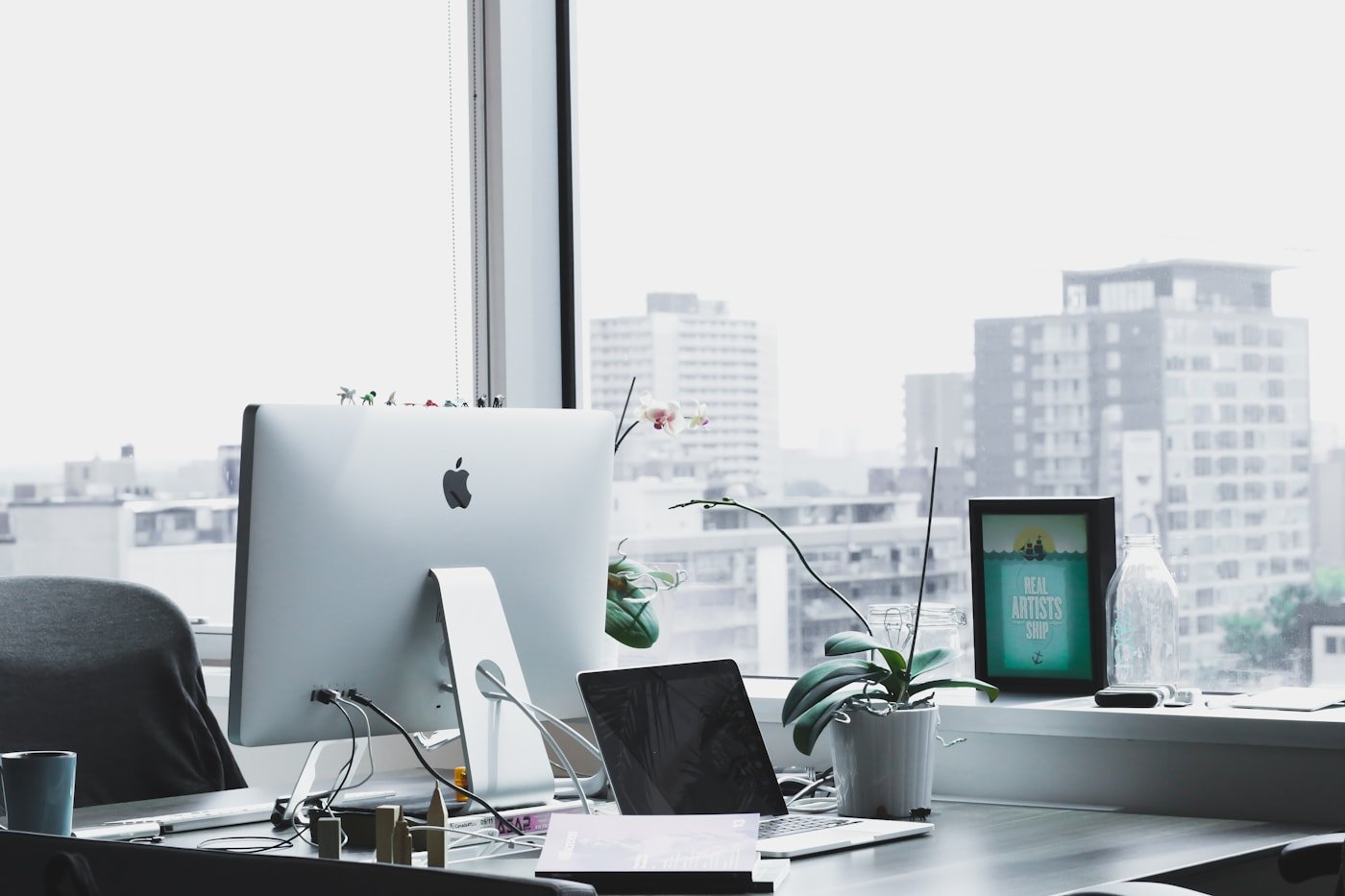 Estudio de diseño BallixArt: escritorio con ordenador y vistas a la ciudad